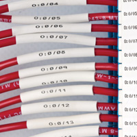 Alambre etiquetados de forma limpia con etiquetas termocontráctiles.