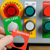 Etiquetas de panel realzado envueltas al rededor de botones.