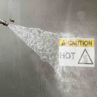 Una lavadora de presión vs. una etiqueta resistente a lavados. La etiqueta parece no estar afectada.