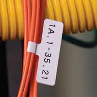 Un marcador de bandera en un alambre.