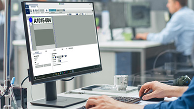 Una persona usando el editor de etiquetas en Brady Workstation.