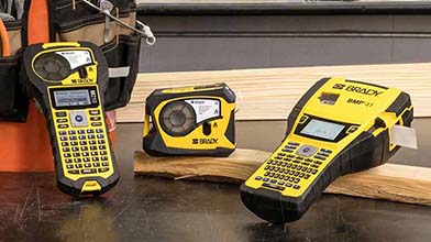 Impresoras portátiles Brady junto a una caja de herramientas.