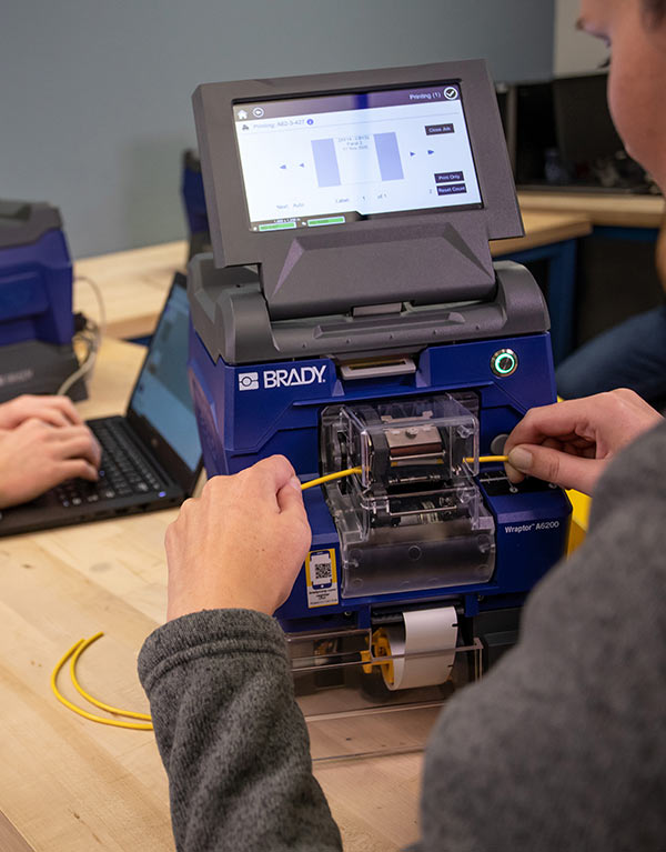 Wraptor™ A6200 Impresora aplicadora de etiquetas envolventes