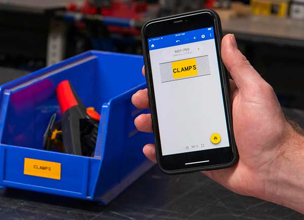 Un diseño de etiqueta en una pantalla de la app Etiquetas rápidas junto a la etiqueta real impresa