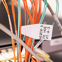 Una etiqueta de bandera envuelta en un alambre