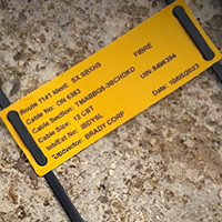 Una tarjeta colocada alrededor de una manguera