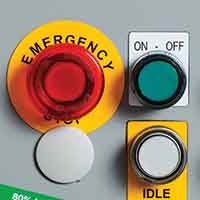 Etiquetas de perfil realzado colocadas alrededor de botones en un panel de control