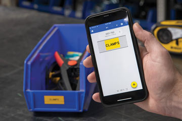 Una persona sosteniendo un teléfono inteligente que está ejecutando la aplicación Etiquetas rápidas.