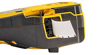 Puertos USB-A y USB-C en el costado de una impresora M710.