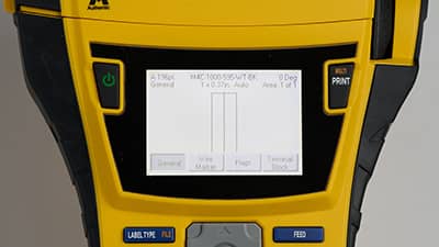 Una batería siendo insertada en la parte inferior de la impresora M710.