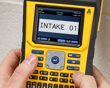 Una persona escribiendo en el teclado de la M610