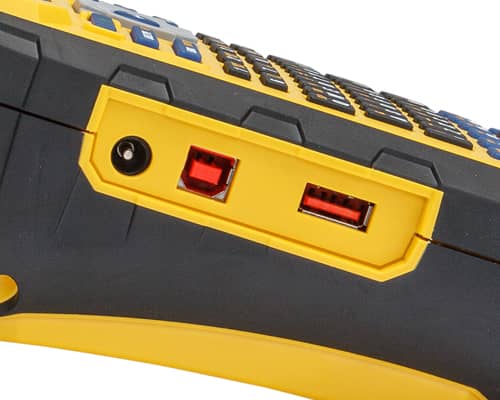 Una vista lateral de la impresora Brady M610 mostrando su puerto USB.